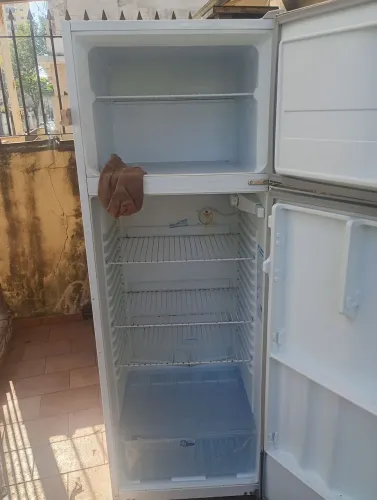 Geladeira bom estado, nescessário trocar borracha e utilizar