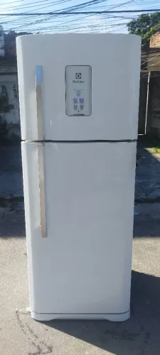 Eletrolux Frost Free painel digital luz de led completa gelando muito 