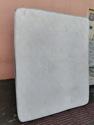 Colchão Queen molas ensacadas usado ((ENTREGO GRATIS))