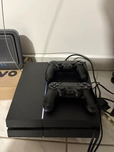 PS4 + 2 controles