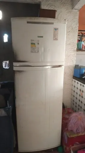 Vende-se uma geladeira pra retirada de peças