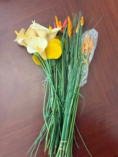 bouquet de flores artificiais - copos-de-leite e folhagens