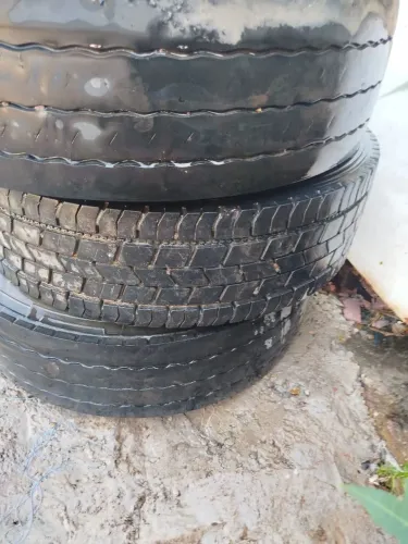 Vende se esse pneus de caminhão 215/75/17.5