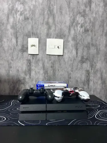 Ps4 Slim com 3 controles e 4 jogos