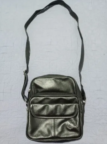 Bolsa masculina transversal em couro 
