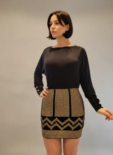 Vestido Preto Manga Comprida com Saia em Detalhe Dourado