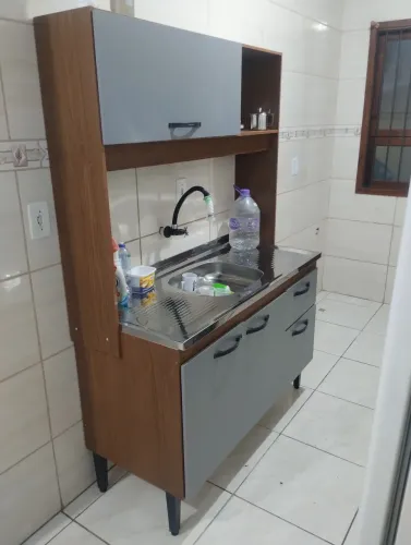 Mesa tampo de vidro com 04 cadeiras e kit de cozinha com inox