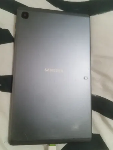 Vende-se um Tablet Samsung 32 gigas de memória com entada para chip e cartão de memória 