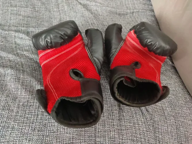 Kit 2 pares de luva 14oz, um par de caneleira e duas faixas preta bandagem e a bolsa.