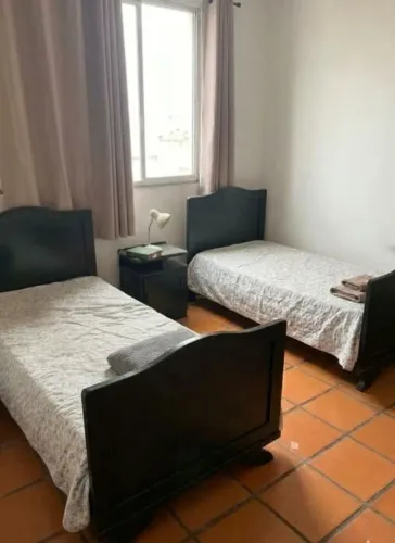 Vendo conjunto de quarto em madeira maciça pintado de verde.