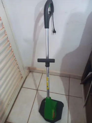 Cortador de grama elétrico. 