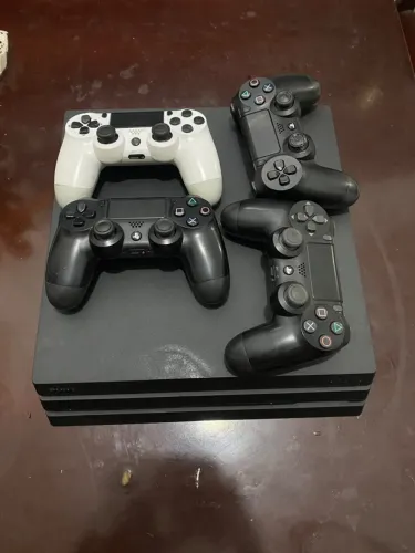 Playstation 4 Pro 1TB +4 controles