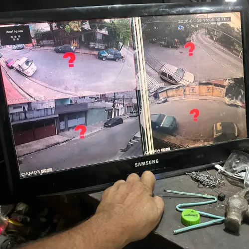 Monitor Samsung B2230 defeito com listas no meio da tela liga e desliga 