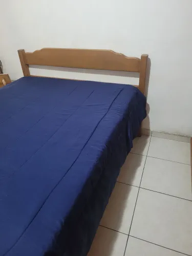 Cama casal, escrivaninha e cabeceira