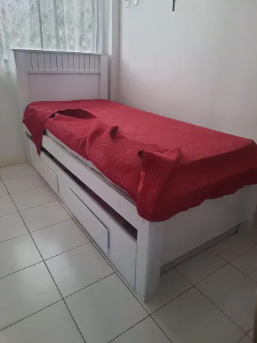 Vendo cama com auxiliar com 2 gavetas. Branca semi nova.