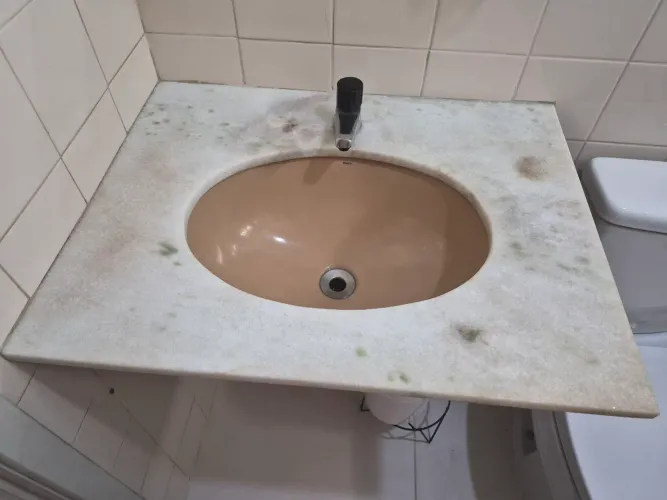 Bancada de mármore com pia deca e torneira