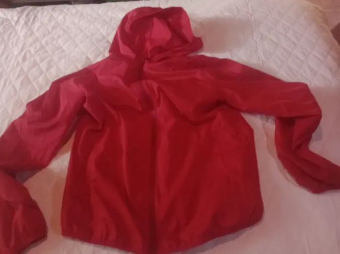 Jaqueta corta-vento Uniqlo vermelha 11/12 anos