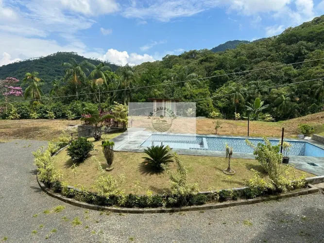 Sítio com 22.500 m² na Estrada Bonita, com dois chalés, uma casa, piscina