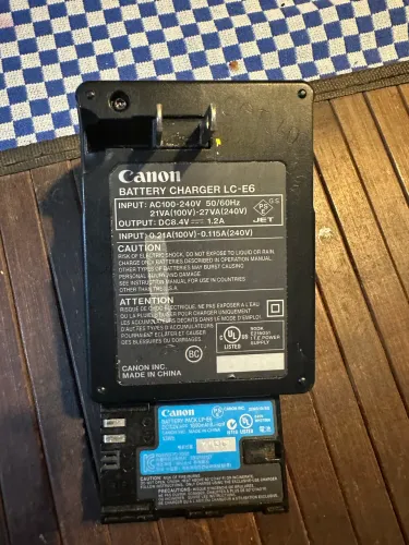 Carregador Canon bateria EP E6 mais duas baterias usadas originais 