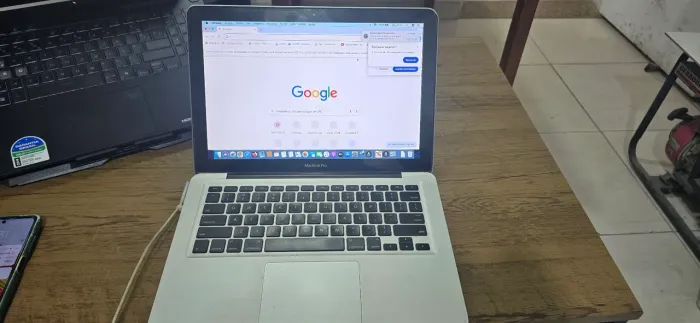MacBook Pro antigo usado.