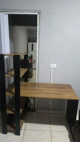 Mesa de escritório com prateleira integrada