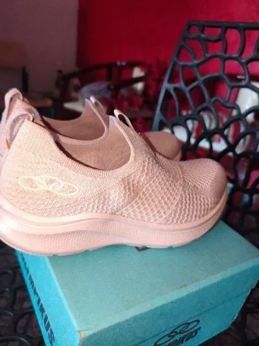 Vendo tênis semi novo. 