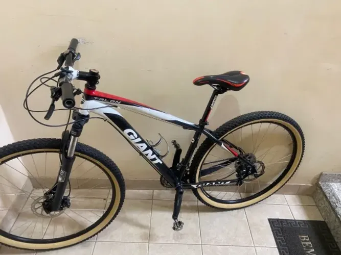 Bicicleta Giant Talon Aro 29 - Shimano Deore/Alivio (Freio Hidráulico)