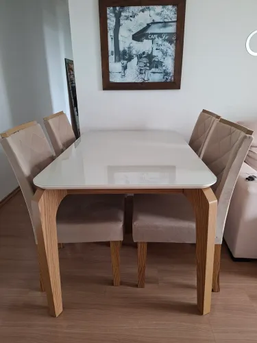 Mesa de jantar com 4 lugares