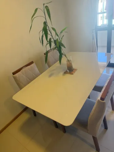 MESA DE JANTAR RETANGULAR TAMPO COM VIDRO COM 4 CADEIRAS - OFFWHITE E MADEIRA