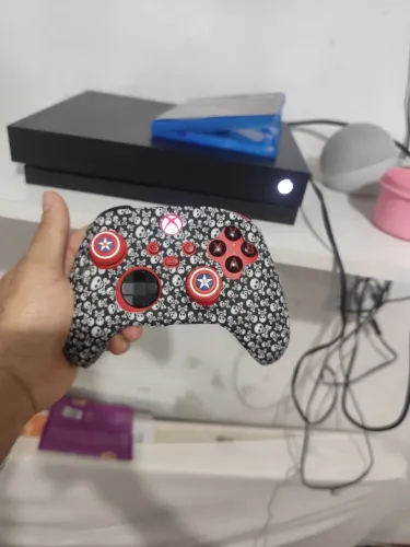 Vendo Xbox one x, semi novo , só vendo se encontrando em lugar público