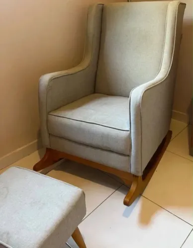 Poltrona de amamentação + encosto de pés.