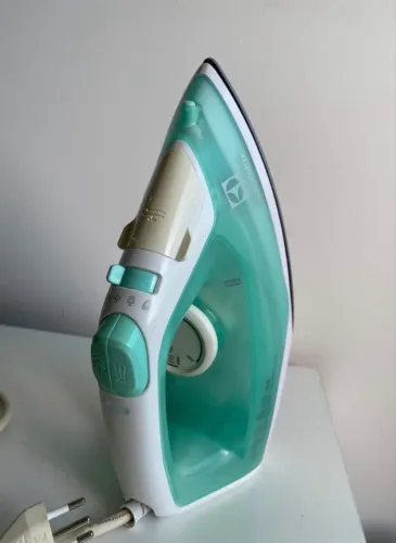 Ferro de passar a seco e vapor Electrolux base antiaderente de cerâmica