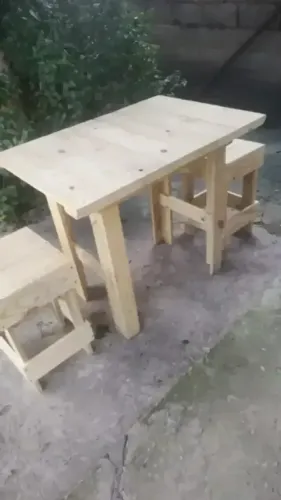 Mesa para bar toda parafusada e pregada com dois banquinhos