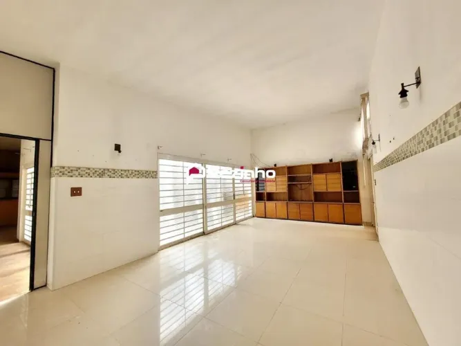 Imovel na área central de Limeira, dispõe de 8 salas, 2 Banheiros, cozinha, garagem para 4