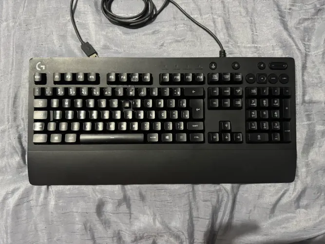 Teclado Logitech G213
