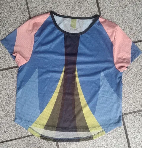 uma blusa cropped feminina da marca Farm Rio, M