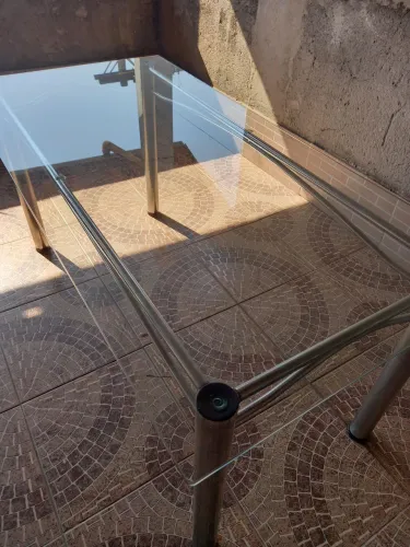 Vendo uma mesa com tampo de vidro, muito boa, com a base de inox, p 6 cadeiras