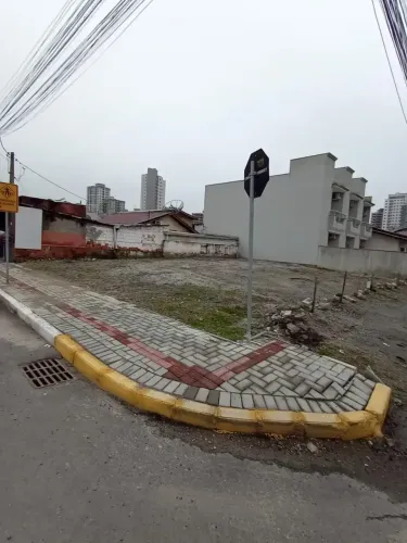Imóvel para á possui 252 metros quadrados em Morretes - Itapema - SC
