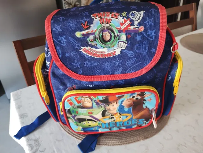 Vendo mochila para criança até a 5 anos em ótimo estado contato * retira no loca