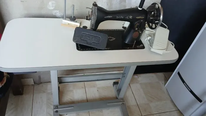 MÁQUINA RETA DOMÉSTICA SINGER COM MESA