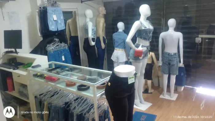 Vendo estoque com mobília de loja de roupas jeans 