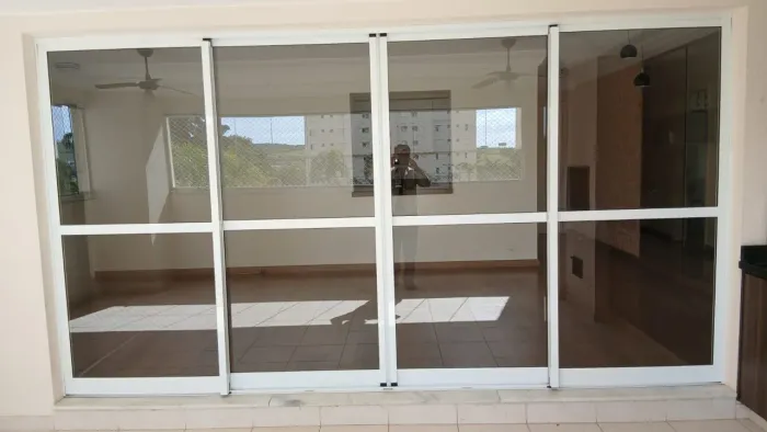 Porta de alumínio com 4 folhas de vidro