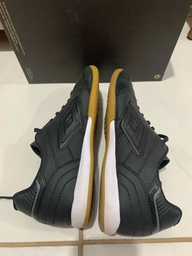 Chuteira de quadra da Umbro