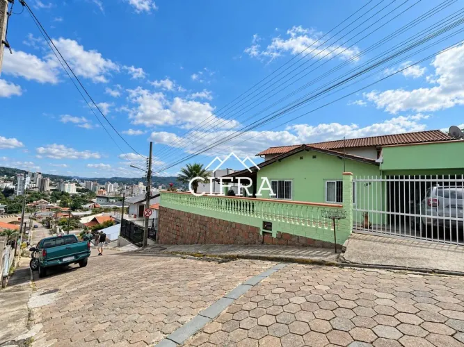 Casa de Alvenaria - Aluguel - 04 dormitórios - 165m2 - Semi Mobiliada - Rua Massaranduba -