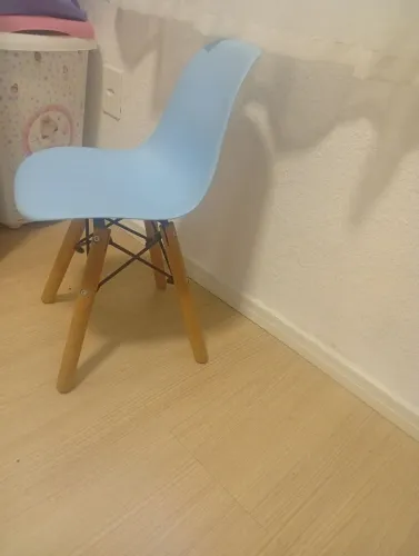 Cadeira infantil eames praticamente nova