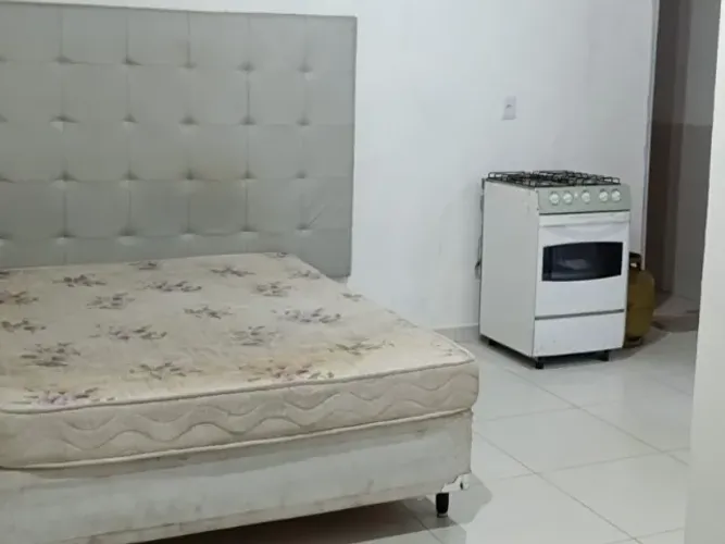 Por R$ 750 kitnet mobiliada na Coroa do Meio
