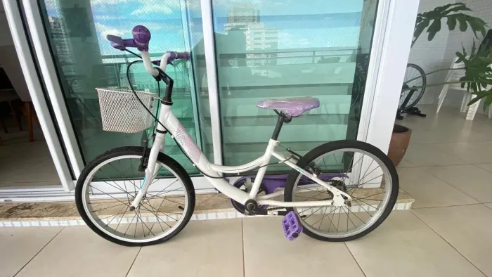 Bicicleta com cesta infantil