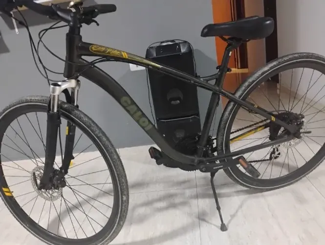 Bicicleta semi nova aro 29 da Caloi freio a disco nas duas rodas manetes e AssessóShimano
