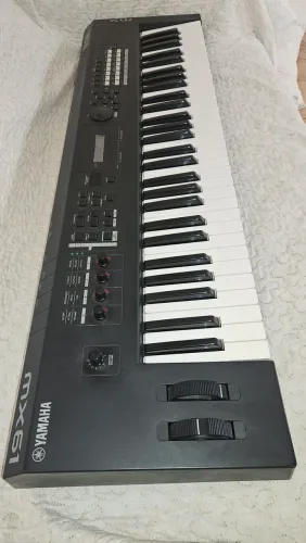Teclado Yamaha MX 61 (com pack de Timbres e capa de transporte)