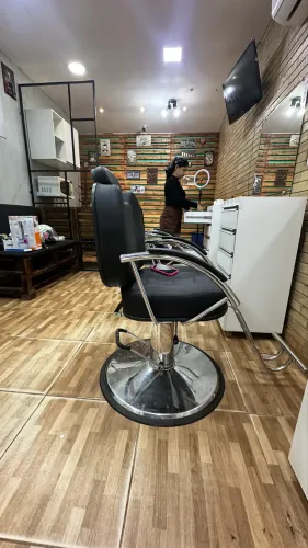 Vendo todos os móveis da barbearia